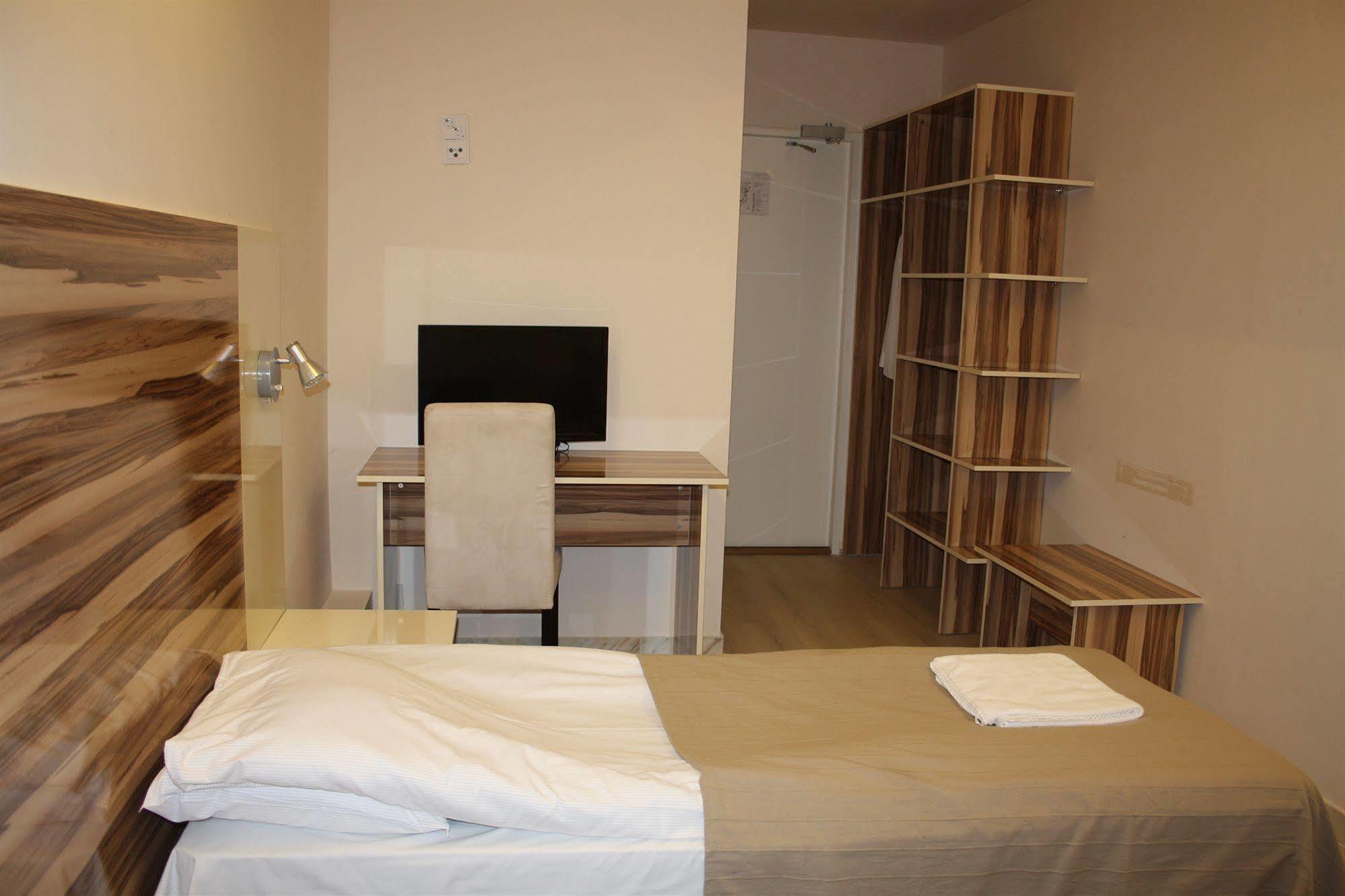 Arkadia & Hotel 2*